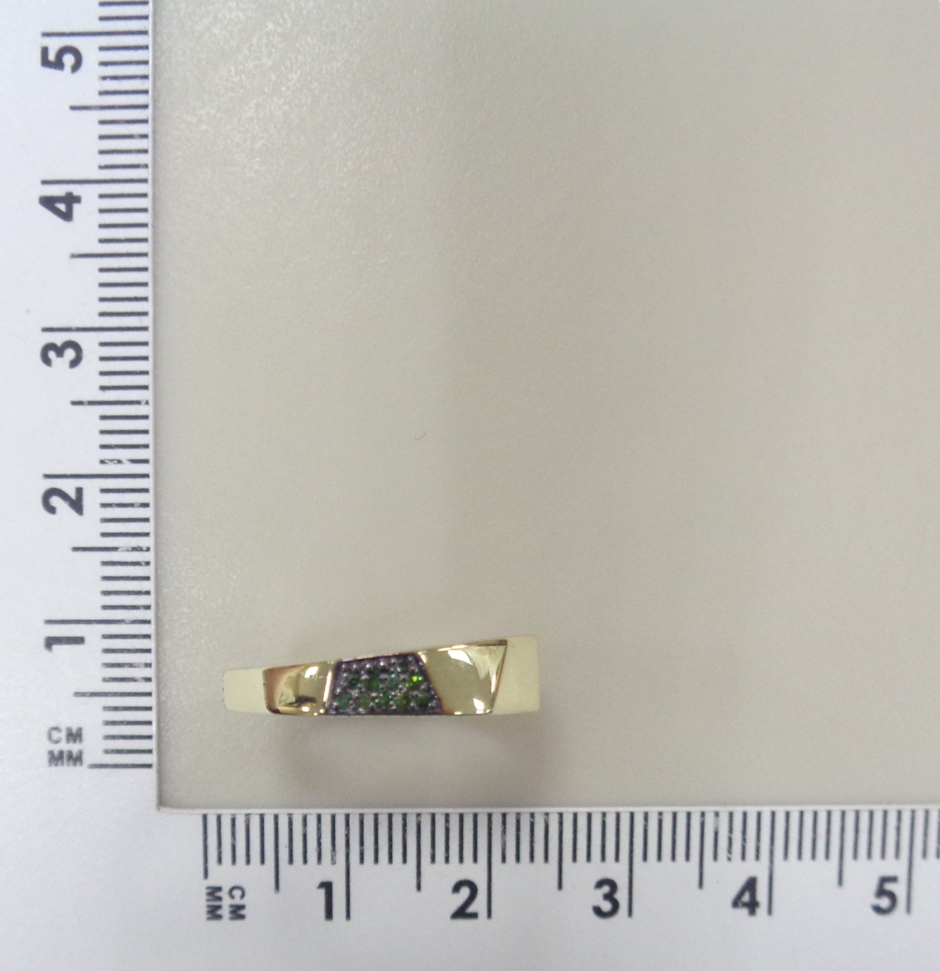 Кольцо из желтого золота с зелеными бриллиантами